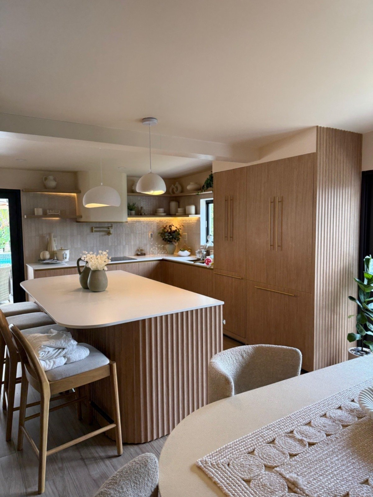 Kitchen with organic curved island